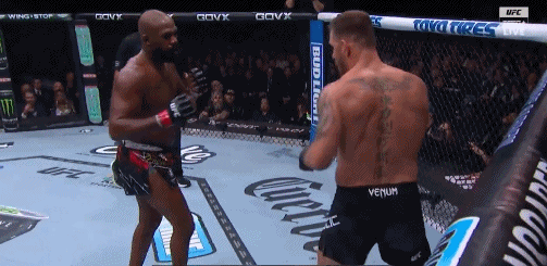 骨头琼斯TKO米欧奇卫冕!琼斯庆祝时跳舞并与场边的特朗普互动